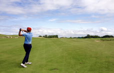 Beleálltak a golfba