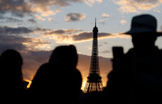 Az orosz titkosszolgálat rakhatott francia zászlóval borított koporsókat az Eiffel-toronyhoz