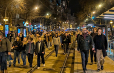 A mai negyedik hídhoz, a Margit hídhoz értek a tüntetők (élő közvetítés)