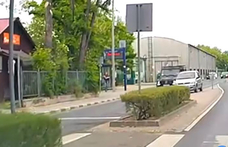Még a mercis terepjárós is lefagyott attól, mit művel egy ámokfutó Dunaharasztiban – videó
