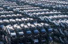 50 százalékos védővámmal fékezhetné csak meg az EU az olcsó kínai e-autók dömpingjét