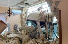 Egy családi ház nappalijába csapódott egy kamion Enyingen – fotók