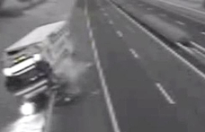 Hatalmas pusztítást végzett egy kamion az M1-esen – videó