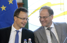 Szijjártó könnyebben titkolózhat, Navracsics könnyebben osztogathat a versenyképességi salátatörvény szerint