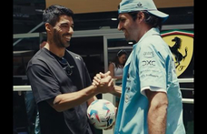 Felbukkant az Inter Miami sztárja, Luis Suarez a Ferrarinál, és Carlos Sainzzal szórakoztak egy kicsit – videó
