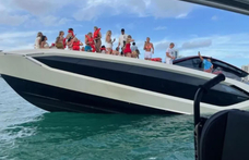 Túltolták a bulit a bikinis influenszerek, elsüllyesztettek egy Lamborghini-jachtot Miamiban