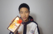 Samsung? Google? Ugyan! Saját összehajtható telefont készített egy diák