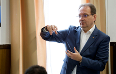 A fideszes Hoppál Péter 16 éve képviselő, de most jött rá, hogy fontos a kapcsolat a választóival, ezért elindította a Hoppálinfót