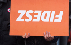 Táton rakták ki a tatai fideszes polgármesterjelölt óriásplakátját