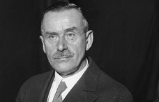 Egy gyilkosság állította örökre a demokrácia mellé – 150 éve született Thomas Mann, aki utolsó németországi fellépésével is vihart kavart