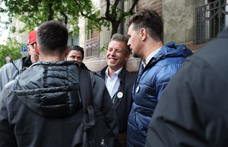 Magyar Pétert Miskolcon is áthúzott nadrágszíjas plakátokkal várják