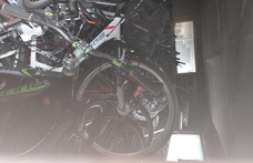 Az olvashatatlan papírfecni rejtélye: 250 lopott biciklit találtak a rendőrök egy csepeli házban
