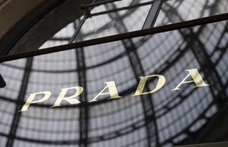 Felvásárolná a Prada a Versace-t, több mint 1,5 milliárd euró lehet az ára