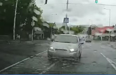 Felugratott a járdaszigetre, majd nekivágott szemből a forgalomnak egy autós – videó