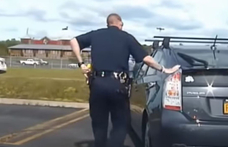 Miért teszik az amerikai a rendőrök a kezüket a megállított autók hátsó lámpájára?