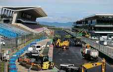 Új, tükörsima aszfaltot kapott a Hungaroring célegyenese