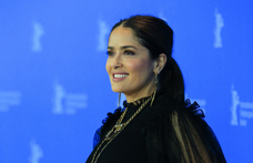 Bikiniben pózol az 59 éves Salma Hayek egy magazin címlapján