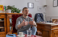 Szemétládázva kérte számon egy nyugdíjas a padot Soproni Tamás polgármesteren, aki csattanós választ adott