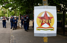 „ÁVH! ÁVH” – skandáltak a Szuverenitásvédelmi Hivatal előtt Hadházyék