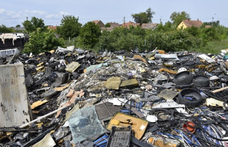 Hulladékhegy nőtt ki egy hevesi kertben illegális autóbontásból