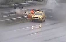 Közel volt a tragédia, amikor belecsapódott egy autómentőbe egy kocsi az M0-son – videó