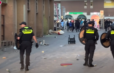 Lovasrendőrökkel oszlatták a zavargó rivális bandákat egy hollandiai üdülőhelyen – videó