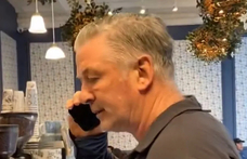 Kiverte zaklatója kezéből a telefont Alec Baldwin egy kávézóban - videó