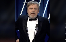 Videón a meghökkentő pillanat, amikor Mark Hamill nadrágja lecsúszott a színpadon 