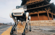 Hatlábú robotkutya védi Kínában az 1056-ban épült pagodát – videó