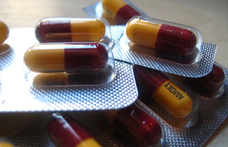 Fehér port találtak egy antibiotikumon, kivonta a forgalomból a gyógyszerhatóság