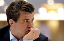 Egy farmernadrág miatt került bajba Magnus Carlsen, ott is hagyta a sakk-vébét