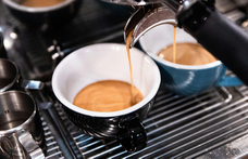 A kávé hamarosan luxuscikk lehet: nemcsak drágulhat, de eltűnhet a polcokról is