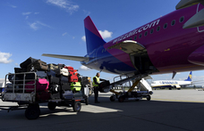 Videó buktatott le egy poggyászrakodót, ahogy izomból dobálta ki a Wizz Air-gépből a bőröndöket