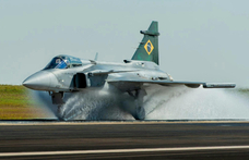 A kormány az új vadászgépszázadhoz további Gripenekről tárgyal a Saabbal