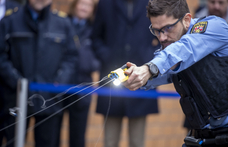 Elektromos sokkoló pisztolyokkal szerelnék fel a német rendőröket