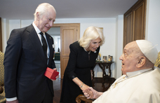 Meglátogatta Ferenc pápát a brit királyi pár