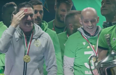 Olyan hevesen ünnepelte a bajnoki címet a Fradi edzője, hogy fejbe verte magát a serleggel – videó