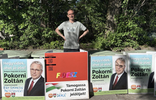Kovács Gergely felírta a fideszes plakátokra, hogy „Árad a Tisza”, rögtön el is vitték őket az önkormányzat telephelyéről