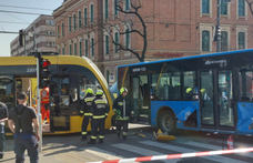 BKK-busszal ütközött, kisiklott a 17-es villamos a Kolosy téren – fotók