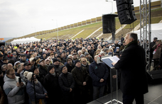 Orbán szerint egy útépítés a példa arra, hogy igaz lesz, amikor azt mondja, következő években „mindannyian léphetünk, nem egyet, hanem akár kettőt is előre”