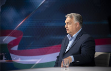 Orbán a reptérről: Nem államosítottuk; Orbán Szentkirályiról: Ő győzött meg a visszalépésről