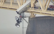 Fedélzeti kamerás videón a baleset, amely után harminc méter magas hídról lógott le egy kamion