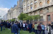Ezrek gyűltek össze Magyar Péter felhívására a gyermekvédelmi tüntetésen – ÉLŐ 