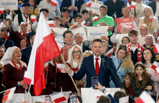 Donald Tusk jelöltjének győzelmét valószínűsítik az első exit pollok a lengyel elnökválasztás után