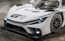 Elképesztő hidrogénautóval rukkolt elő a Toyota