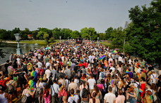 Hétfő reggel benyújtották, tízkor már tárgyalta is a parlamenti bizottság a Pride-ot betiltó törvényjavaslatot