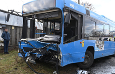 Frontálisan ütközött egy autó és egy BKK-busz Kőbányán – fotók