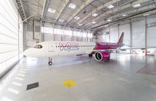 Fotókon az egyedi festésű Wizz Air-gép, amely a magyar olimpikonokat repíti Párizsba 