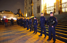 Rengeteg készenléti rendőr szorította ki a tüntetők kemény magját a Kossuth térről