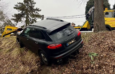 Két autómentő emelte ki a gödi Feneketlen-tónál landoló Porschét – videó